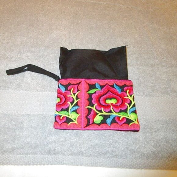 New EMBROIDERED Flowers WRISTLET Zip Top WALLET Clutch COIN Purse BOHO Hippie - Picture 4 of 5